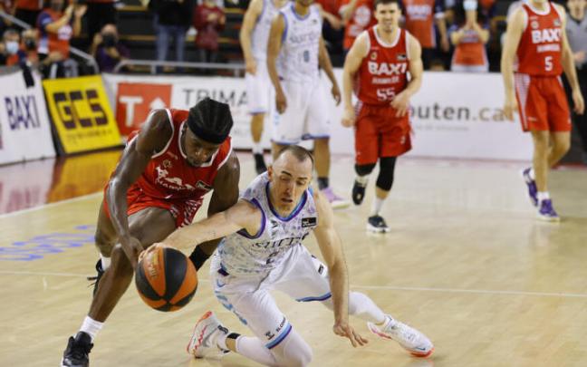 Jonathan Rousselle lucha por un balón dividido.