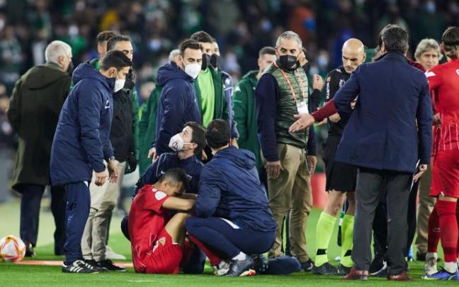 Jordán, sentado en el suelo tras la agresión.