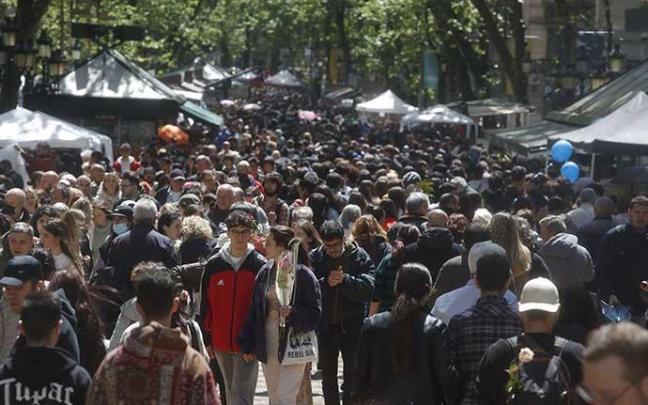 Numerosos ciudadanos han visitado las casetas de venta de libros en Sant Jordi.