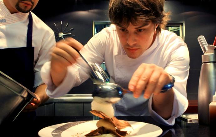 Jordi Cruz, culmina un emplatado en la cocina de su restaurante ABaC en Barcelona.