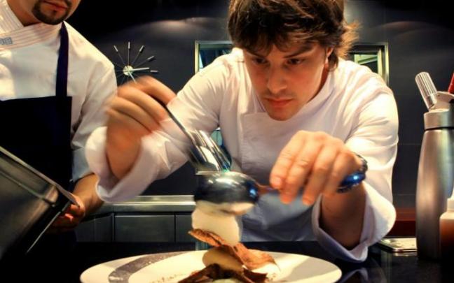 Jordi Cruz, culmina un emplatado en la cocina de su restaurante ABaC en Barcelona. Jordi Cruz, culmina un emplatado en la cocina de su restaurante ABaC en Barcelona.