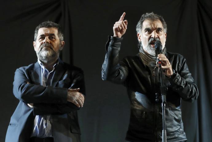 Sánchez y Cuixart, durante sus discursos tras la jornada de referéndum del 1 de octubre.