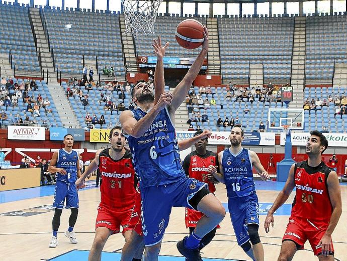 Aitor Zubizarreta se dispone a hacer una dejada para anotar en la canasta del Granada, en el partido de ayer en Illunbe. Foto: Gorka Estrada