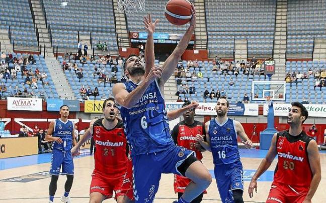 Aitor Zubizarreta se dispone a hacer una dejada para anotar en la canasta del Granada, en el partido de ayer en Illunbe. Foto: Gorka Estrada Aitor Zubizarreta se dispone a hacer una dejada para anotar en la canasta del Granada, en el partido de ayer en Illunbe. Foto: Gorka Estrada