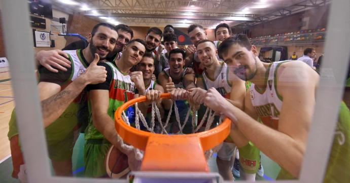 La plantilla del Zornotza posa antes del encuentro ante el Sant Antoni.