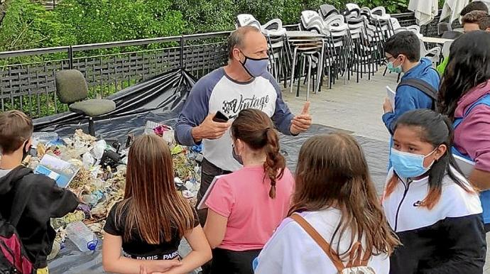 Jóvenes atendiendo a las explicaciones.