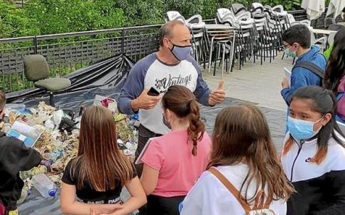 Jóvenes atendiendo a las explicaciones.