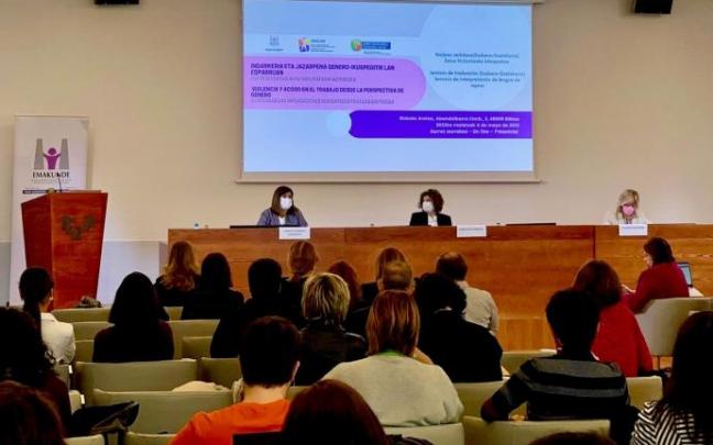 Imagen del acto organizado con motivo de la jornada 'Violencia y acoso en el trabajo desde la perspectiva de género'. Imagen del acto organizado con motivo de la jornada 'Violencia y acoso en el trabajo desde la perspectiva de género'.