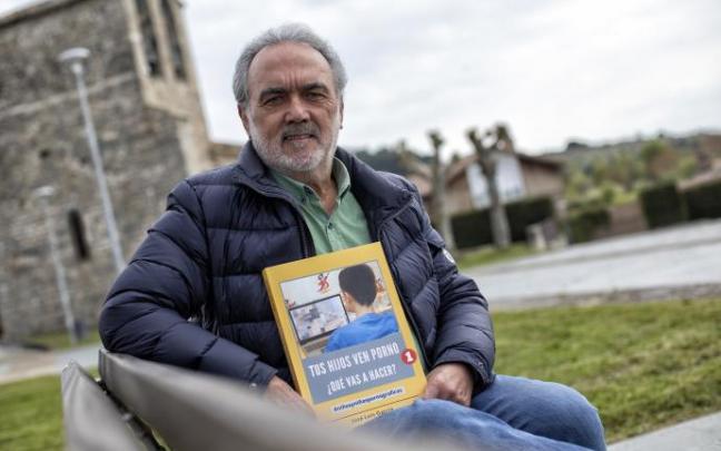 El sexólogo navarro José Luis Garcia, con uno de sus libros. El sexólogo navarro José Luis Garcia, con uno de sus libros.