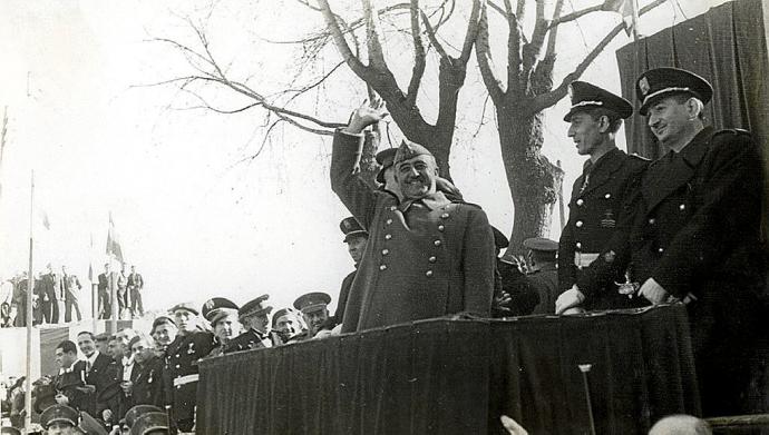 José Luis Arrese (derecha) junto a Franco y otras autoridades en 1942. Fotografía: Carlos Pérez de Rozas. Durante un encuentro con Adolf Hitler en enero de 1943. Fotografía: Archivo Narodowe.