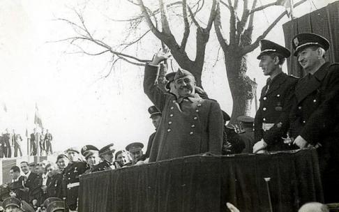 José Luis Arrese (derecha) junto a Franco y otras autoridades en 1942. Fotografía: Carlos Pérez de Rozas. Durante un encuentro con Adolf Hitler en enero de 1943. Fotografía: Archivo Narodowe. José Luis Arrese (derecha) junto a Franco y otras autoridades en 1942. Fotografía: Carlos Pérez de Rozas. Durante un encuentro con Adolf Hitler en enero de 1943. Fotografía: Archivo Narodowe.