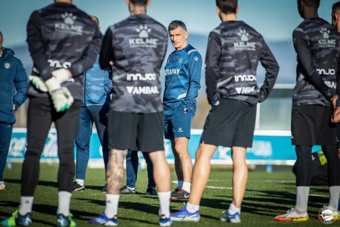 José Luis Mendilibar, durante un entrenamiento del Alavés.