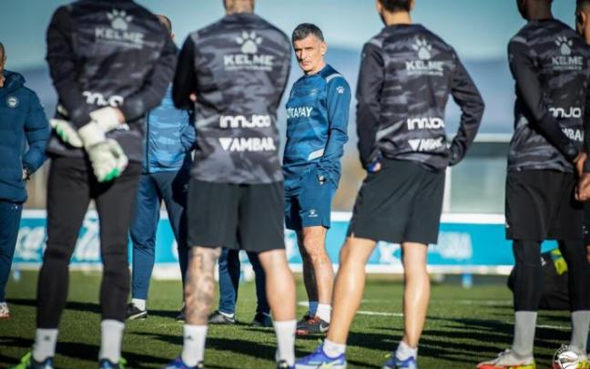 José Luis Mendilibar, durante un entrenamiento del Alavés.