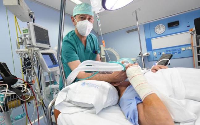 El doctor José Luis Peña en su quirófano de San Juan de Dios. El doctor José Luis Peña en su quirófano de San Juan de Dios.