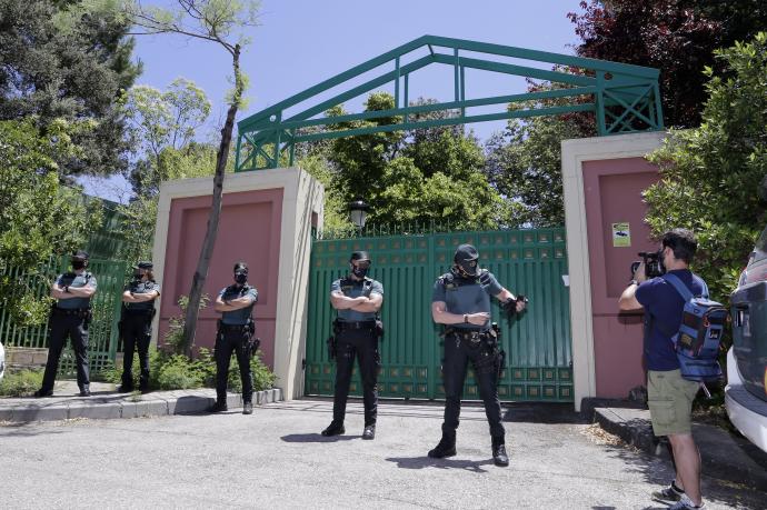 Agentes en el exterior de la casa del productor de televisión José Luis Moreno, detenido por estafa y blanqueo de capitales.
