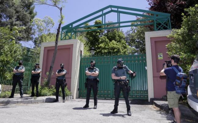 Agentes en el exterior de la casa del productor de televisión José Luis Moreno, detenido por estafa y blanqueo de capitales. Agentes en el exterior de la casa del productor de televisión José Luis Moreno, detenido por estafa y blanqueo de capitales.
