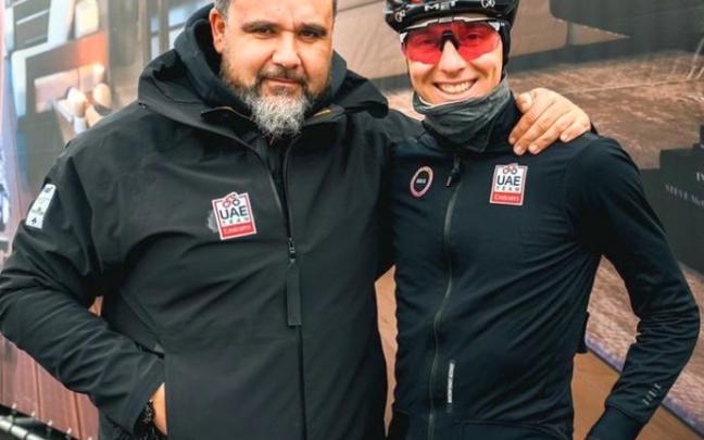 Joseba Elgezabal, masajista el UAE, junto a Tadej Pogacar.