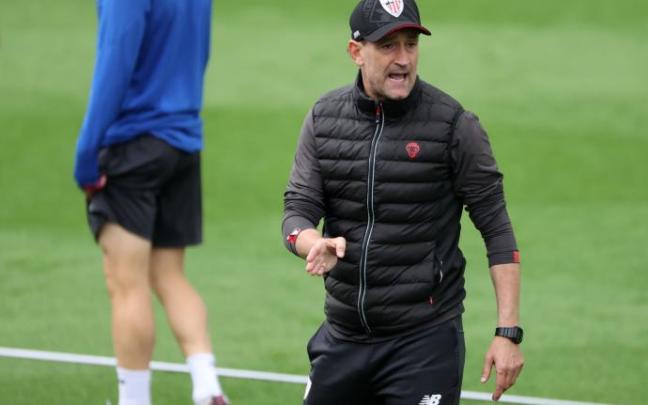 Joseba Etxeberria da instrucciones en Lezama durante el entrenamiento de ayer miércoles.