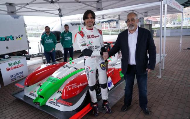 Joseba Iraola y Ángel Gurrutxaga, junto a la barqueta que llevará los colores de la Euskal Selekzioa en el Campeonato de Europa de Carreras de Montaña. Joseba Iraola y Ángel Gurrutxaga, junto a la barqueta que llevará los colores de la Euskal Selekzioa en el Campeonato de Europa de Carreras de Montaña.