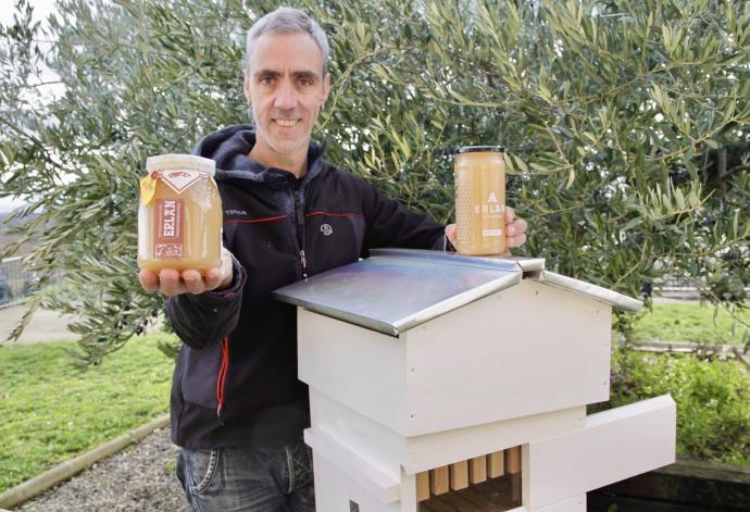 Joseba Villacorta muestra su miel ecológica.