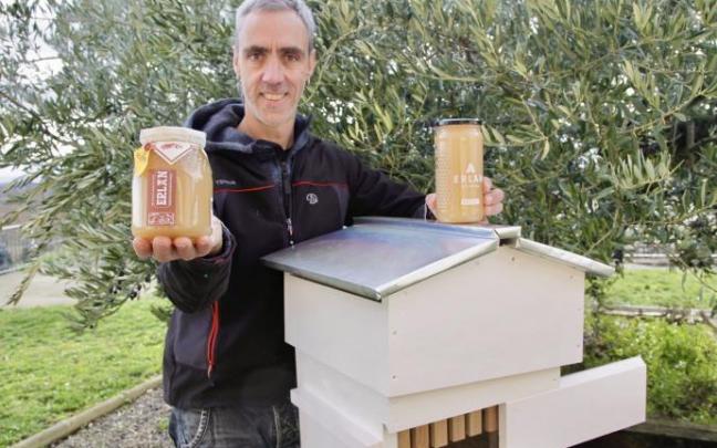 Joseba Villacorta muestra su miel ecológica. Joseba Villacorta muestra su miel ecológica.