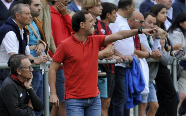 Joseba Etxebarria da instrucciones durante un partido con el Bilbao Athletic. Joseba Etxebarria da instrucciones durante un partido con el Bilbao Athletic.