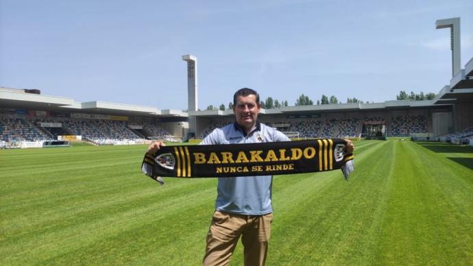 Joseba Núñez posa con una bufanda del Barakaldo.