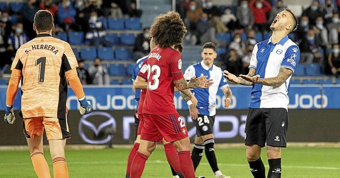 Joselu Mato se lamenta de una acción fallida contra Osasuna durante el derbi disputado en Mendizorroza a mediados de septiembre. Foto: Josu Chavarri