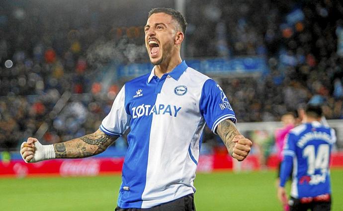 Joselu Mato celebra con efusividad su segundo gol frente al Levante.