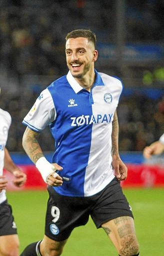 Joselu celebra uno de los dos tantos que le marcó al Levante. Foto: J.M.