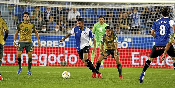 Joselu Mato conduce el balón delante de Andrés Guardado durante el choque entre el Alavés y el Real Betis de esta temporada. Foto: Iñigo Foronda