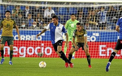Joselu Mato conduce el balón delante de Andrés Guardado durante el choque entre el Alavés y el Real Betis de esta temporada. Foto: Iñigo Foronda