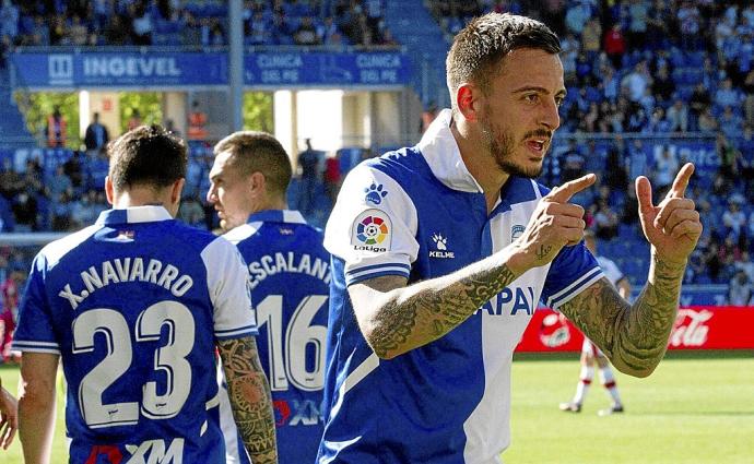 Joselu realiza su característica celebración ante las cámaras. Foto: Josu Chavarri