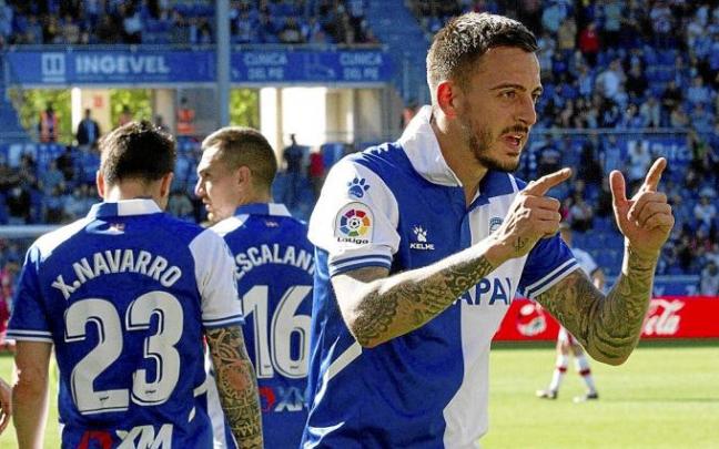 Joselu realiza su característica celebración ante las cámaras. Foto: Josu Chavarri