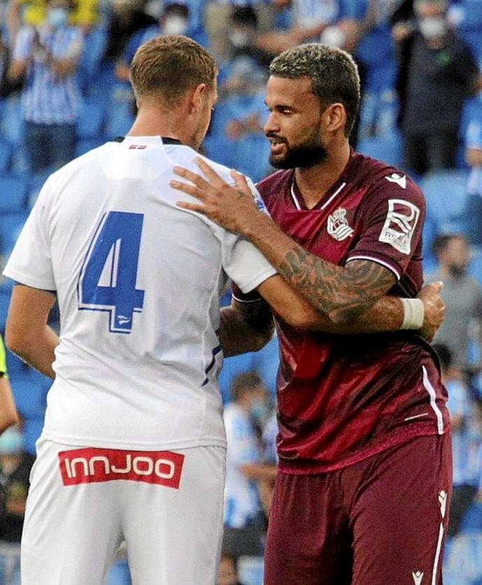 Willian José se saluda con Lejeune. Foto: Iker Azurmendi