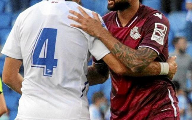 Willian José se saluda con Lejeune. Foto: Iker Azurmendi