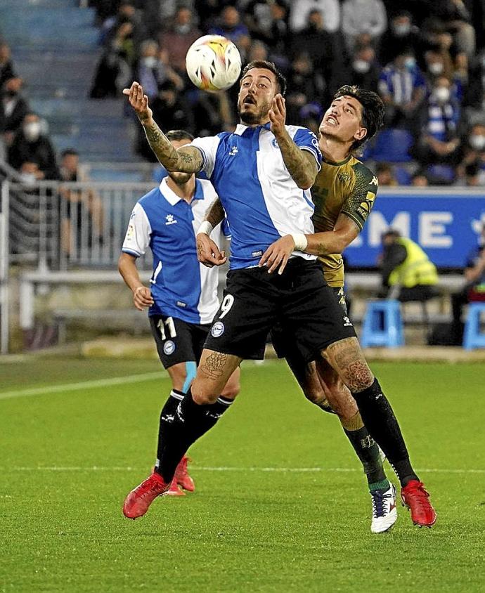 Joselu se dispone a bajar un balón con el pecho ante la intensa presión de Bellerín. Foto: Iñigo Foronda