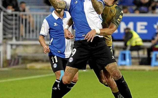 Joselu se dispone a bajar un balón con el pecho ante la intensa presión de Bellerín. Foto: Iñigo Foronda
