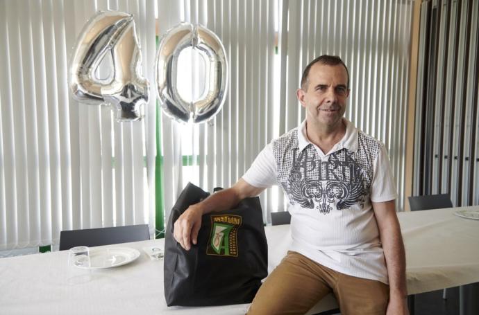 José Mari Aldaz Muruzábal, en Anaitasuna con una bolsa de regalos obsequio de la sociedad y los globos que recuerdan sus 40 años como trabajador.