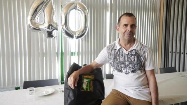 José Mari Aldaz Muruzábal, en Anaitasuna con una bolsa de regalos obsequio de la sociedad y los globos que recuerdan sus 40 años como trabajador. José Mari Aldaz Muruzábal, en Anaitasuna con una bolsa de regalos obsequio de la sociedad y los globos que recuerdan sus 40 años como trabajador.