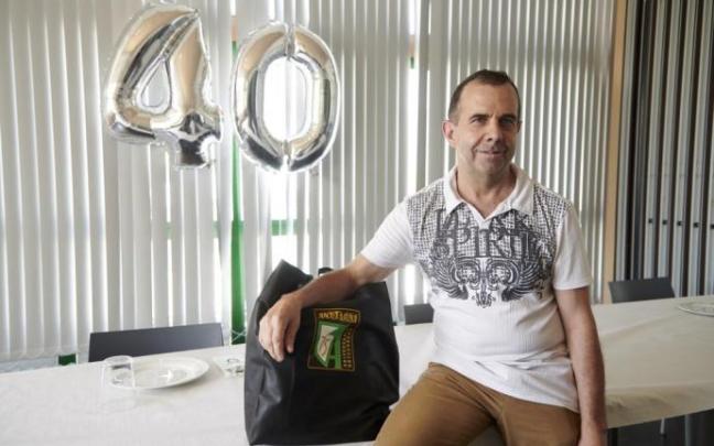 José Mari Aldaz Muruzábal, en Anaitasuna con una bolsa de regalos obsequio de la sociedad y los globos que recuerdan sus 40 años como trabajador. José Mari Aldaz Muruzábal, en Anaitasuna con una bolsa de regalos obsequio de la sociedad y los globos que recuerdan sus 40 años como trabajador.