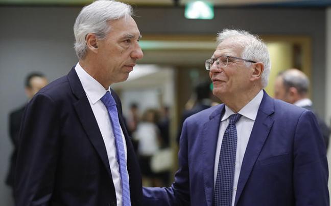 El ministro de Exteriores de Portugal, Joao Gomes, junto a Borrell.