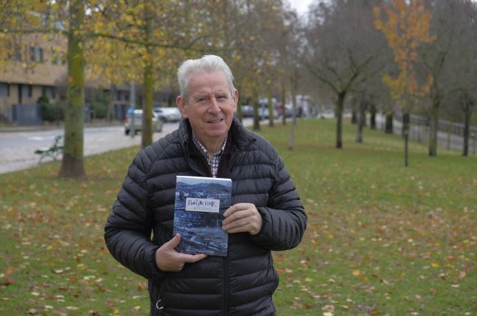 Josetxo Paternain posa con su libro en la calle Padre Adoáin de la Txantrea.