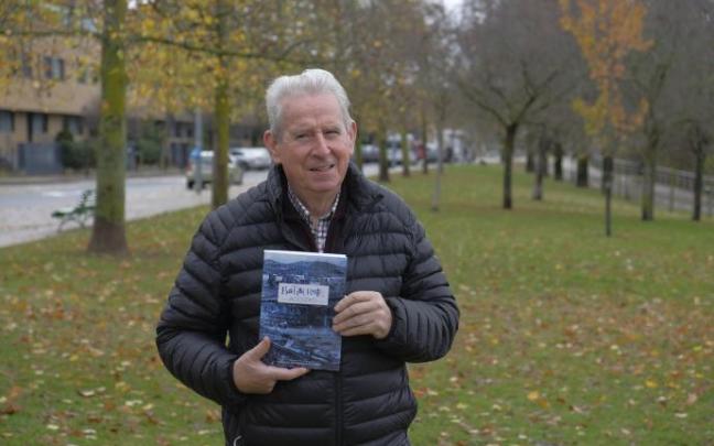 Josetxo Paternain posa con su libro en la calle Padre Adoáin de la Txantrea.