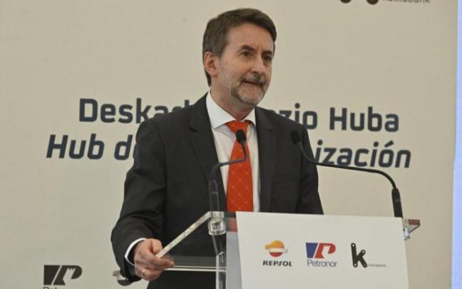 Josu Jon Imaz, en su intervención en la primera piedra del polo de descarbonización. Josu Jon Imaz, en su intervención en la primera piedra del polo de descarbonización.
