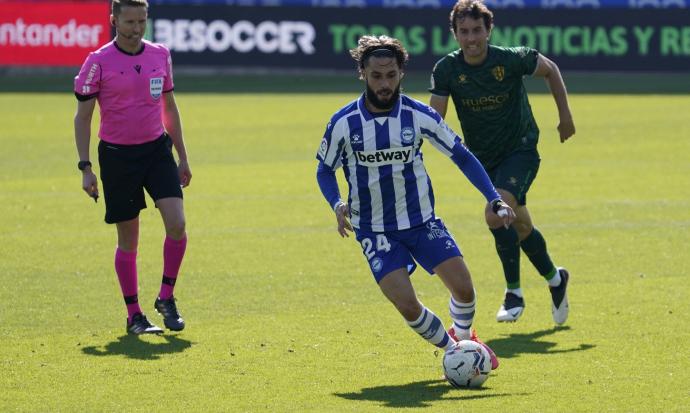 Jota Peleteiro conduce un balón durante el Alavés-Huesca disputado en Mendizorroza. Foto: Iñigo Foronda