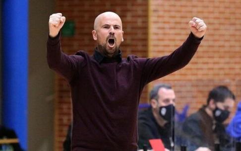 Jotas Unzué celebra una acción en un partido del Osés Construcción Ardoi.