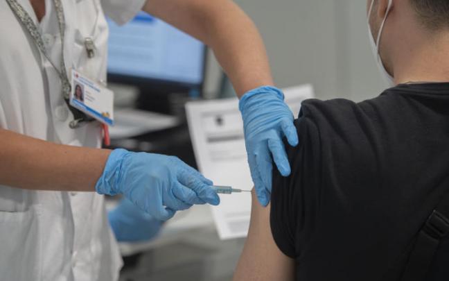 Un joven recibe una dosis de la vacuna.