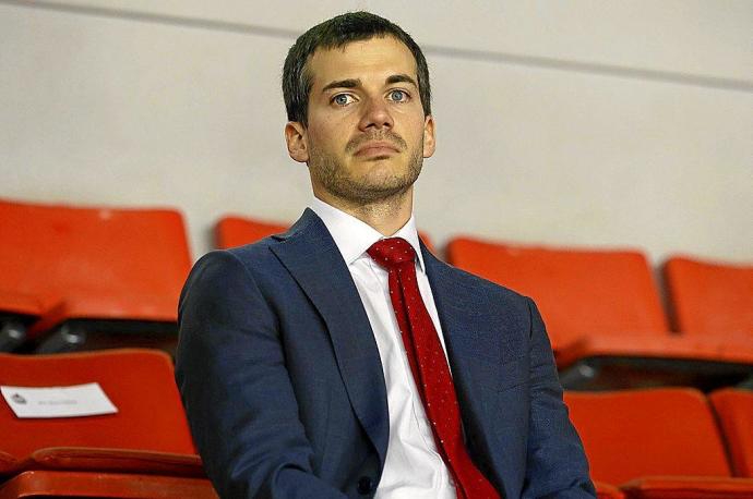 Xevi Pujol se muestra pensativo en la grada del Nou Congost. Foto: Manresa