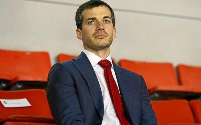 Xevi Pujol se muestra pensativo en la grada del Nou Congost. Foto: Manresa